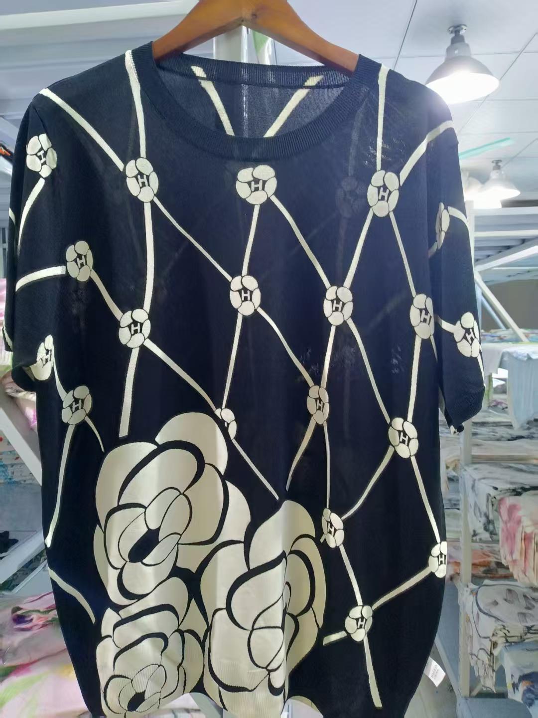 Áo Montoghi CC ba bông hoa trắng 8756