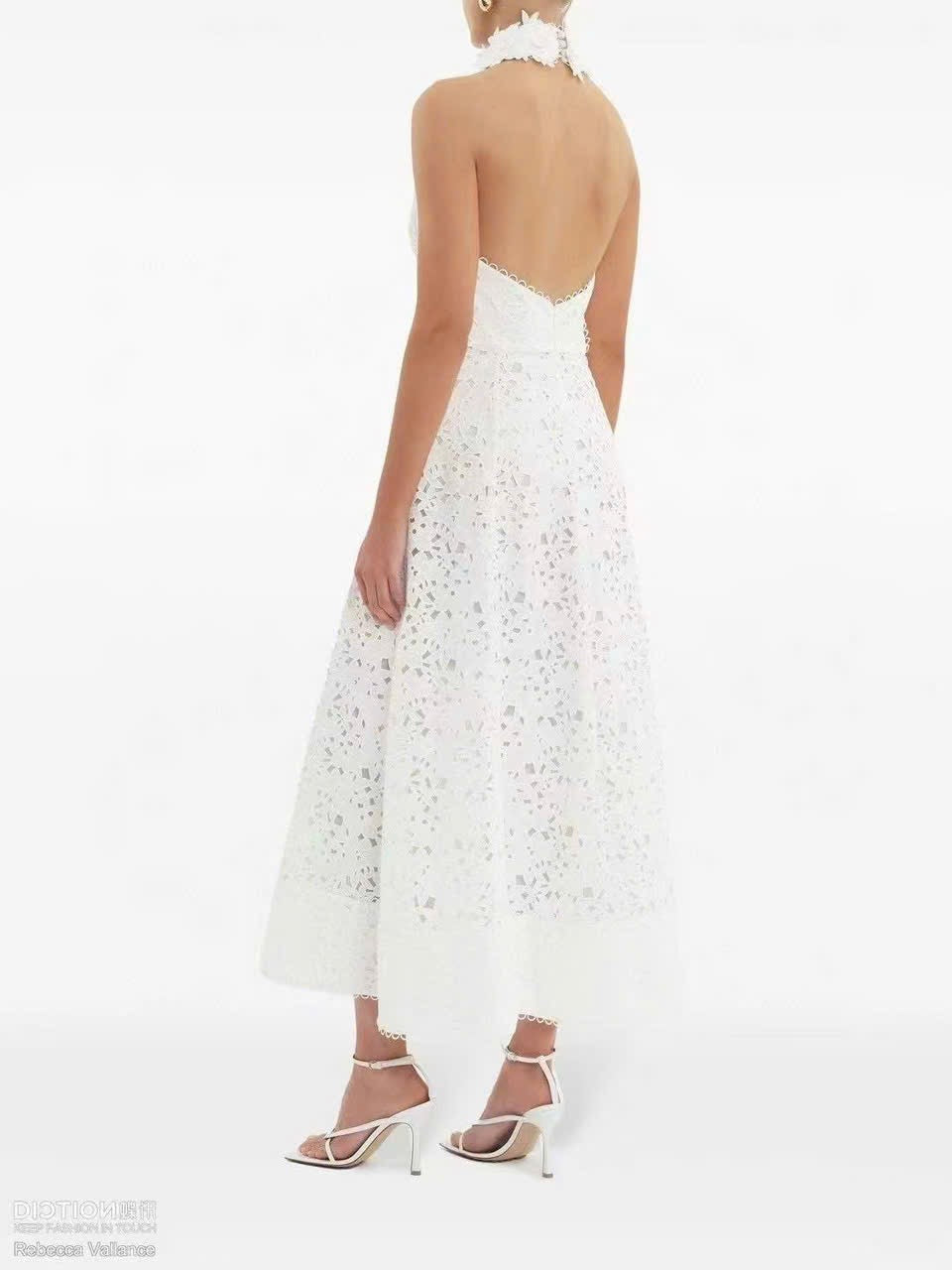 Đầm ren dài cổ yếm hoa màu trắng 6050