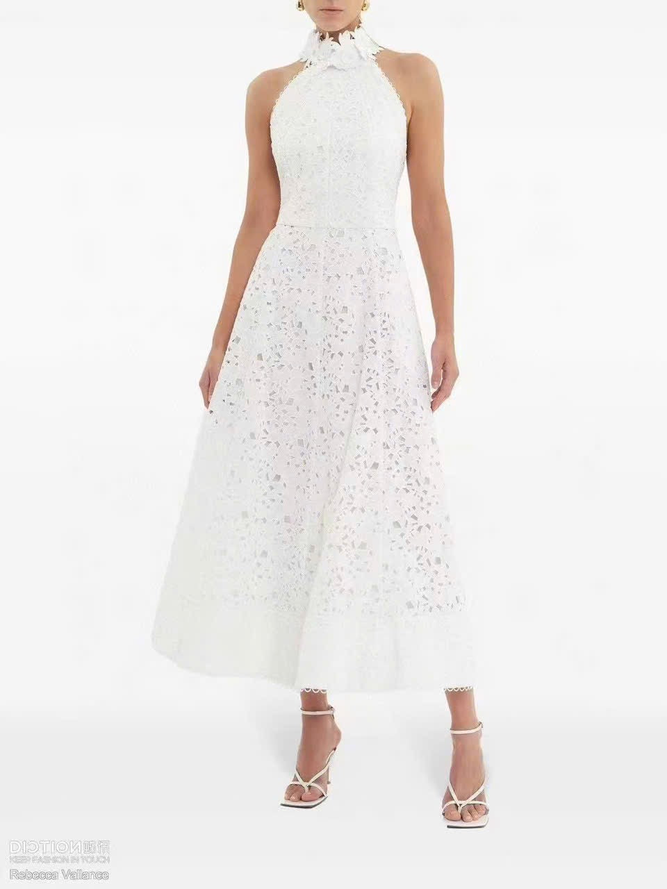 Đầm ren dài cổ yếm hoa màu trắng 6050