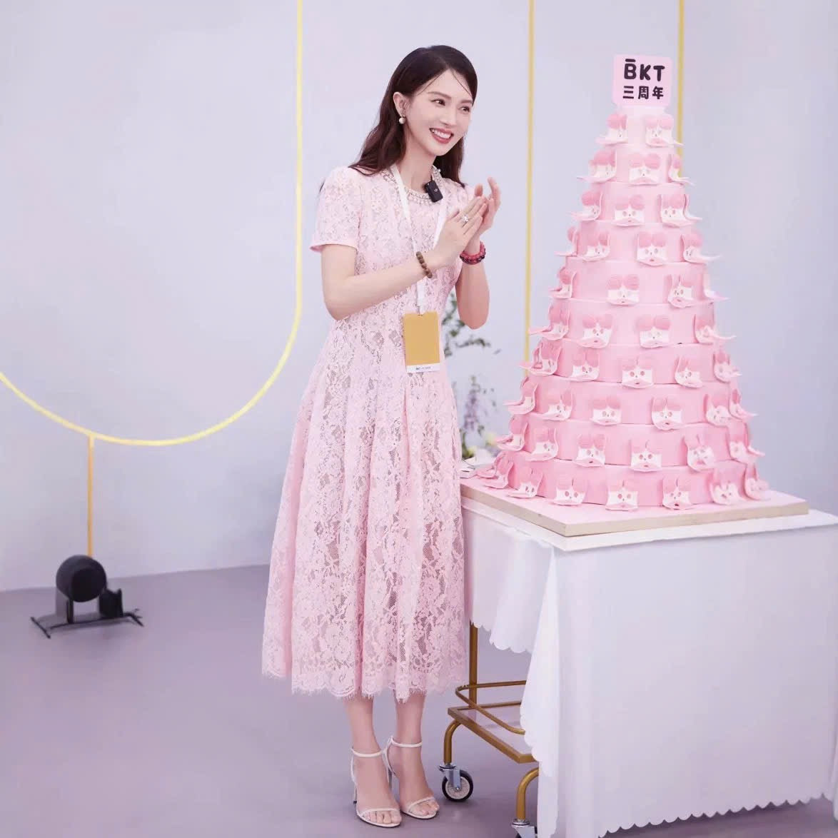 Đầm ren tà xếp ly cổ đính ngọc màu hồng 6051