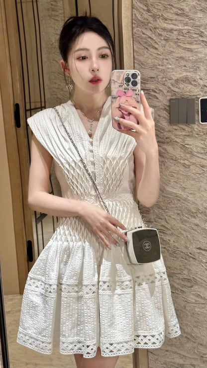 Đầm trắng thiết kế sát nách đính hạt xoè xinh 6066