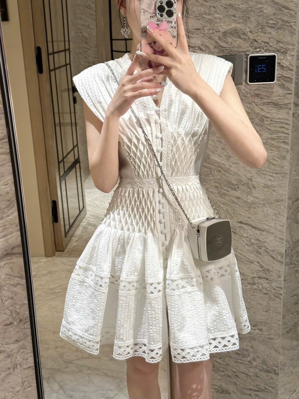 Đầm trắng thiết kế sát nách đính hạt xoè xinh 6066