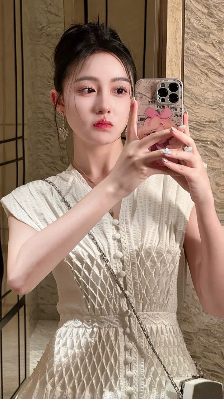 Đầm trắng thiết kế sát nách đính hạt xoè xinh 6066