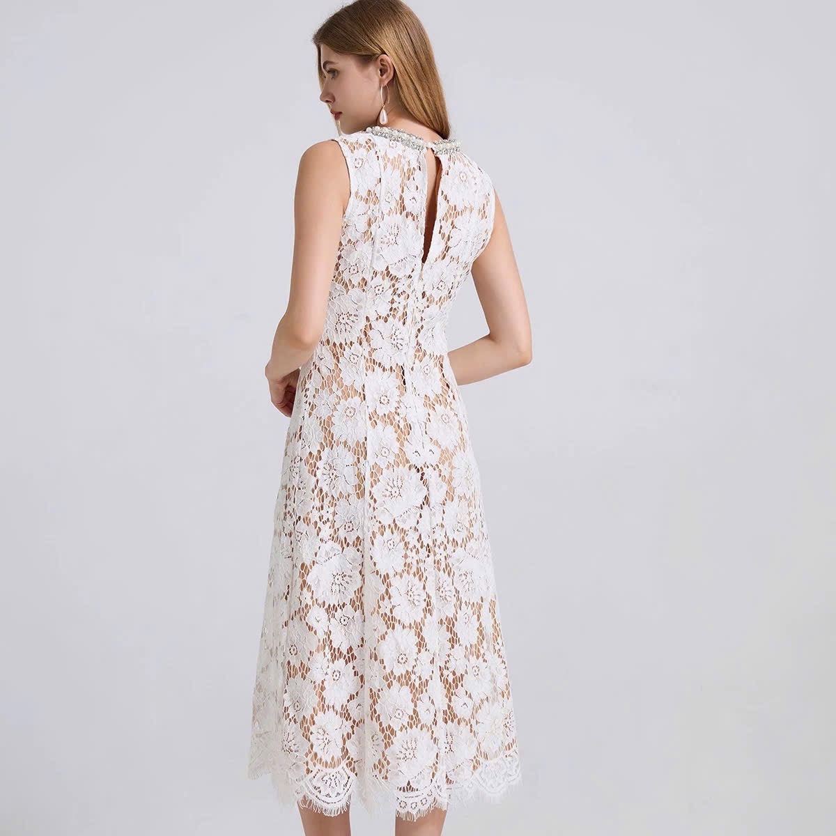 Đầm ren sát nách cổ đính hạt form lửng màu trắng 6077