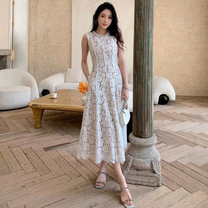 Đầm ren sát nách cổ đính hạt form dài màu trắng 6074