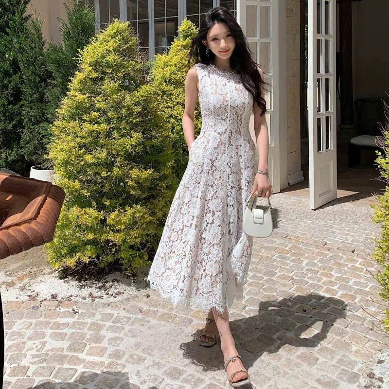 Đầm ren sát nách cổ đính hạt form dài màu trắng 6074