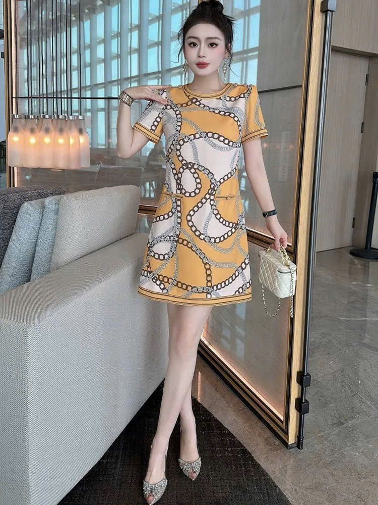 Đầm suông hoạ tiết dây xích màu trắng vàng 6987