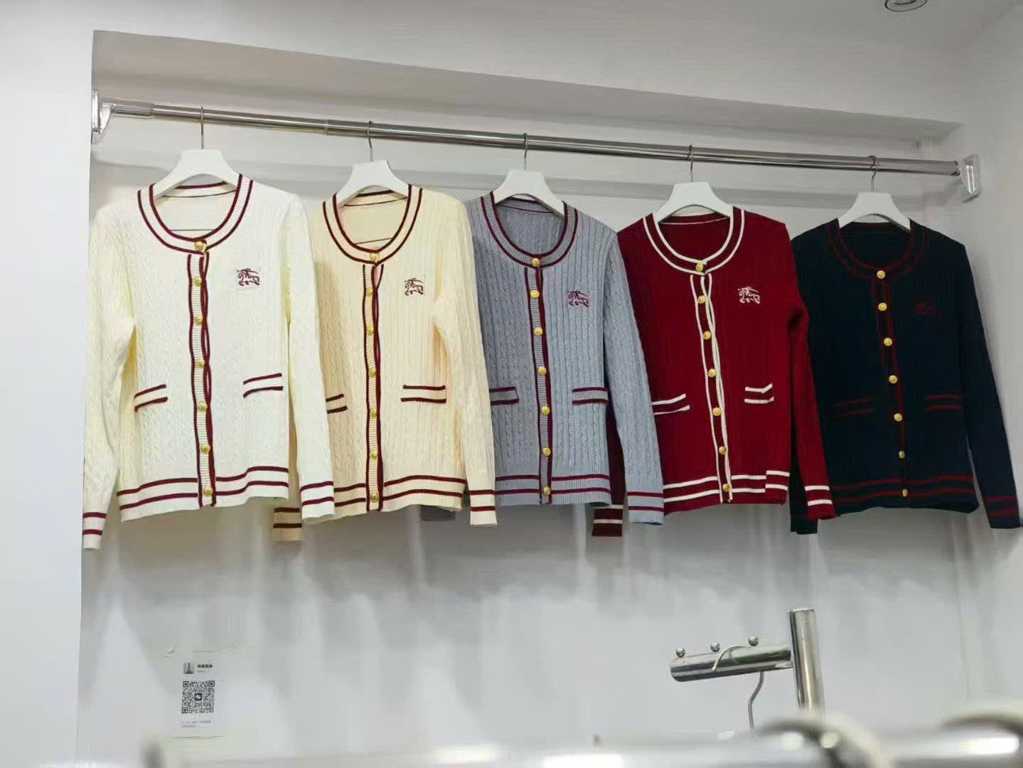 Áo BB len cổ tròn tay dài sọc đỏ màu Kem 7165