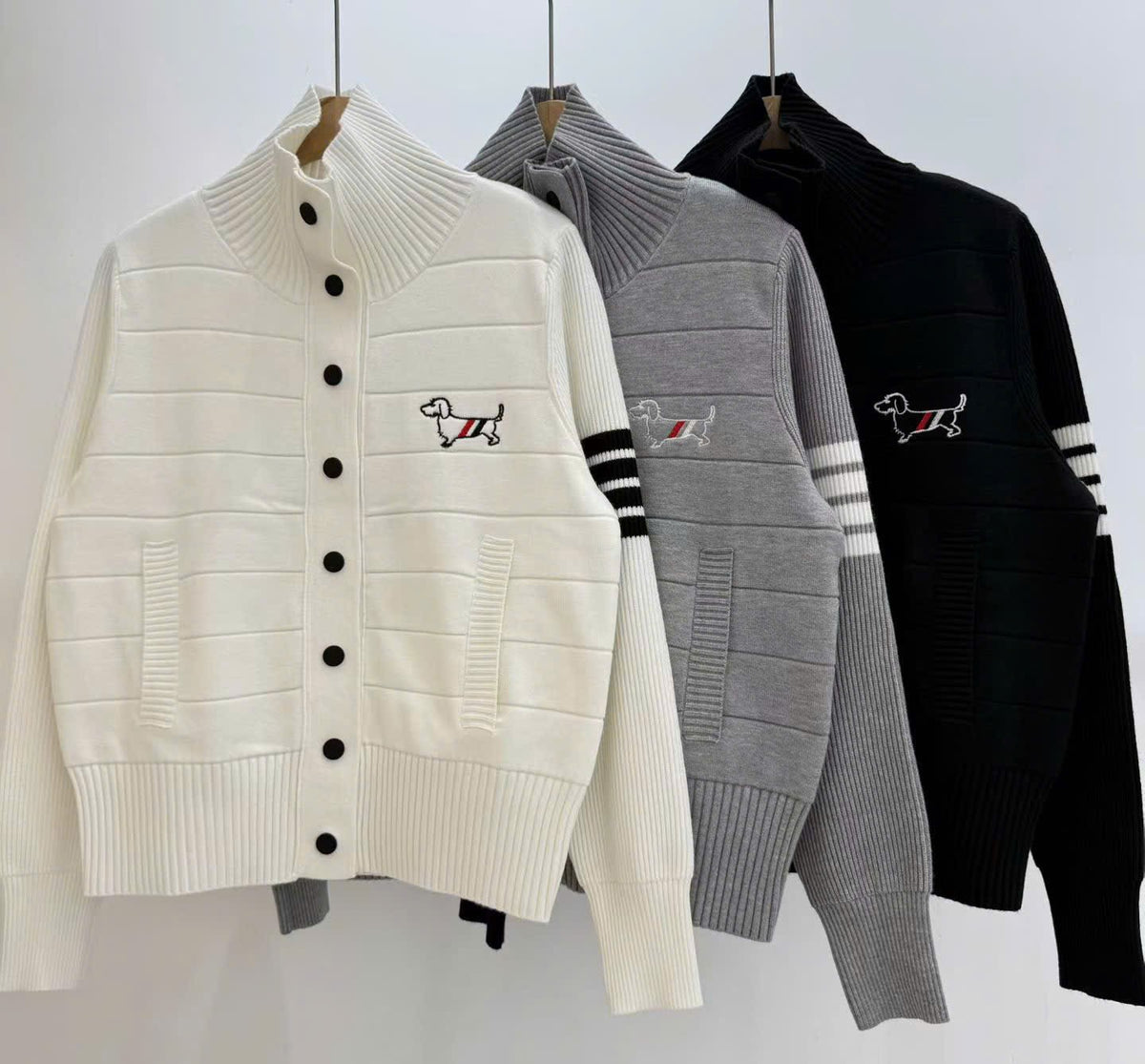 Áo khoác len Thom cổ tròn nút bấm thêu logo chó sau Màu Trắng 9608