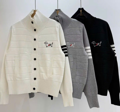 Áo khoác len Thom cổ tròn nút bấm thêu logo chó sau Màu Trắng 9608